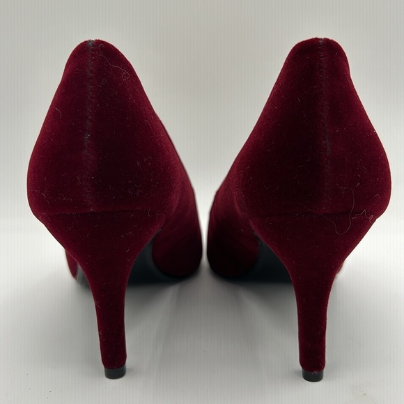 ✨🎄✨ K&M Bordeaux Red Velvet Heels Size 8B NWT - Picture 8 of 11